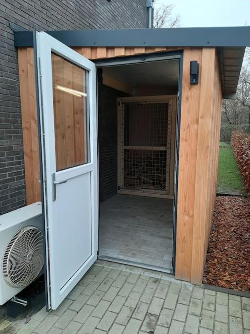 Vakantiehuis Eikzicht Gelegen Aan Het Bos Elsloo  Bagian luar foto