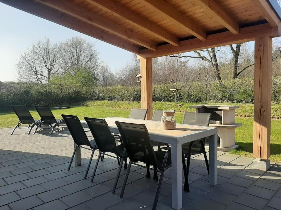 Vakantiehuis Eikzicht Gelegen Aan Het Bos Elsloo  Bagian luar foto
